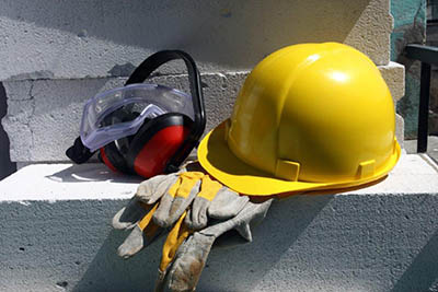 Capacete e outro equipamento de proteção para ilustrar a prevenção de acidentes de trabalho