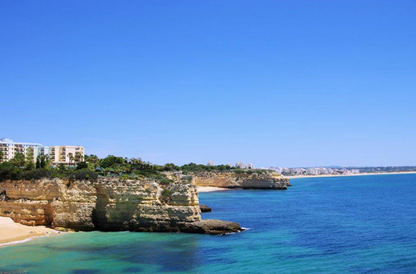 Falésia e praia no algarve