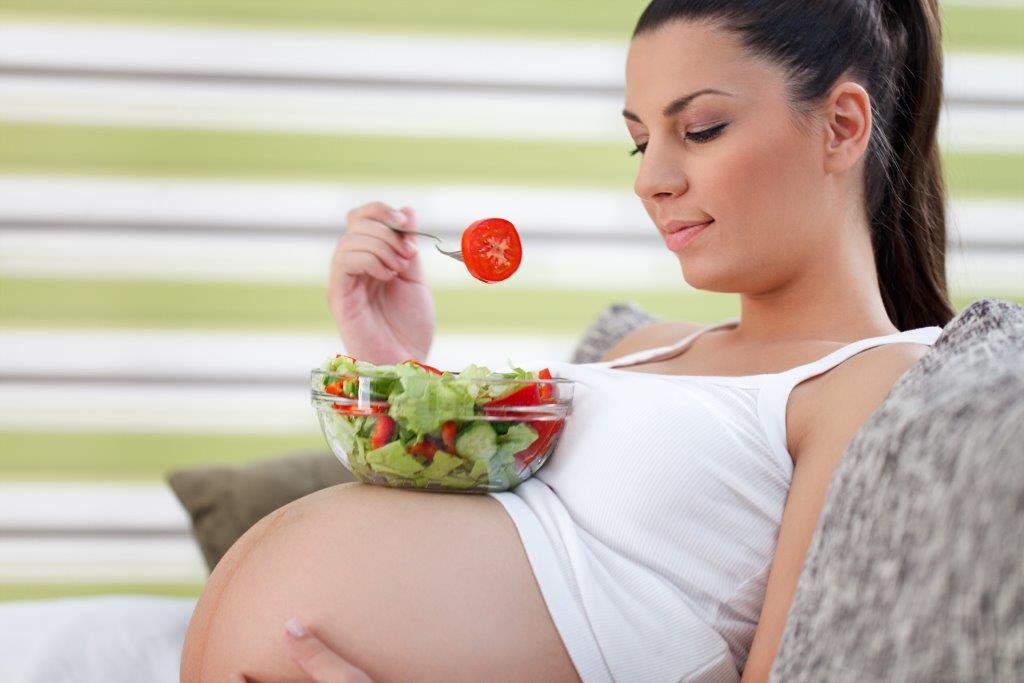 Grávida a comer uma salada