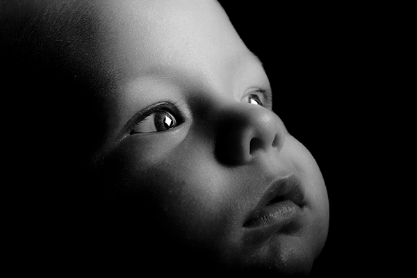 Rosto de bebé a preto e branco