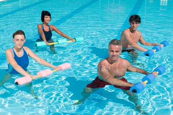 Quatro pessoas em piscina a fazer hidroginática