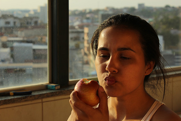 Mulher a comer maçã