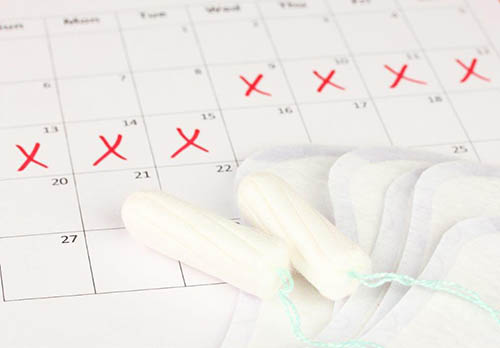 Tampões e calendário com o ciclo menstrual