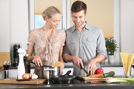 Casal a cozinhar