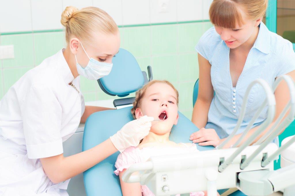 Успокоительные перед стоматологом. Зубной врач успокой ребенка. Стоматолог запугивает ребенка картинки. Не боится стоматолога картинка детям. Когда ребенка осматривает стоматолог новорожденного.