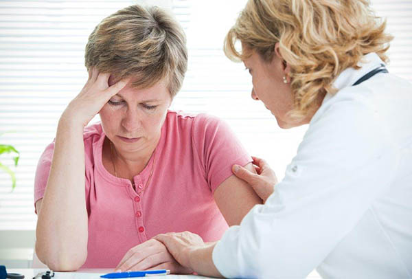 Médica e paciente em consulta