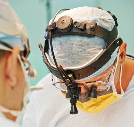 Médico cirurgião em cirurgia de transplantação de órgão