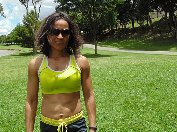 Mulher no jardim com roupa de desporto