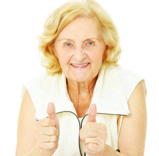 Mulher idosa a fazer gesto de ok com os polegares
