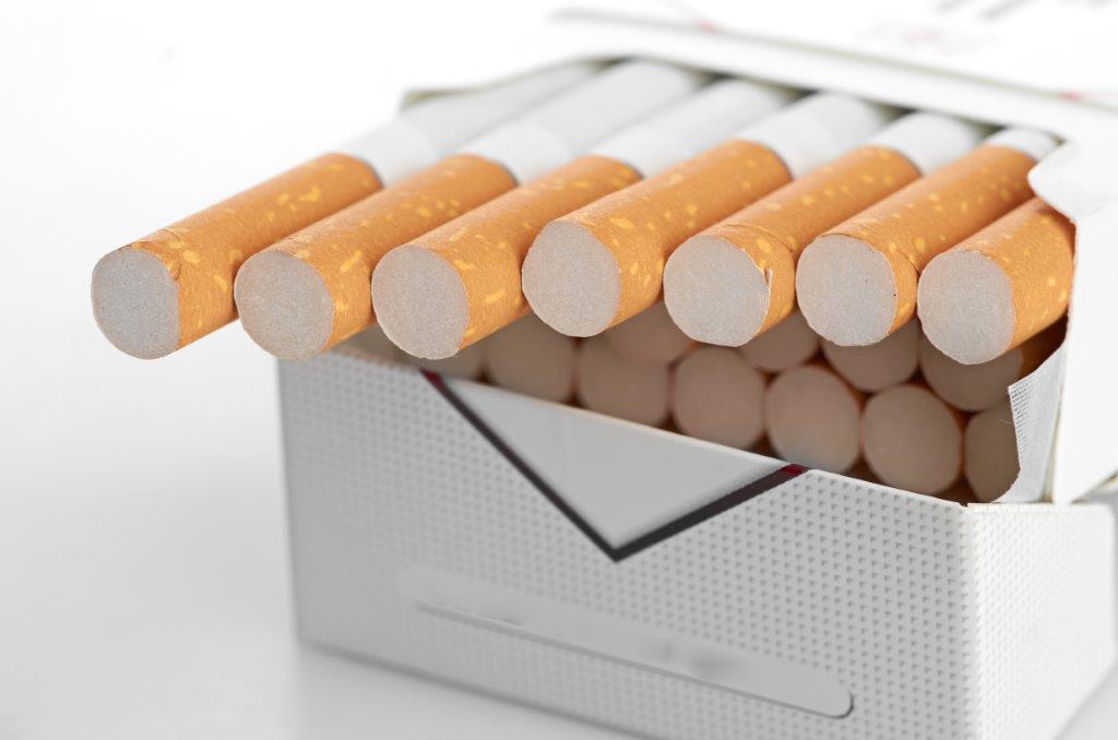 Maços de cigarros uniformizados e restrição