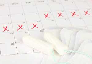 Tampões e calendário com o ciclo menstrual