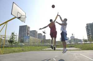 Dois homens a jogar basket