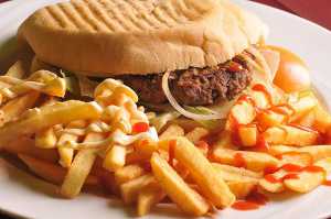 Hambúrguer e batatas fritas a ilustrar as gorduras alimentares 