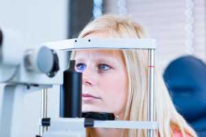 Mulher loira em exame de oftalmologia