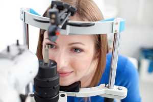 Mulher a fazer exame oftalmológico