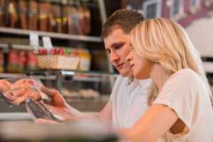 Casal às compras no supermercado