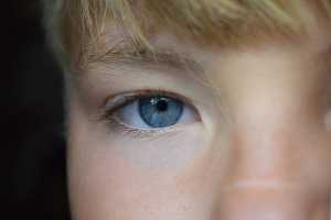 Olho azul de criança