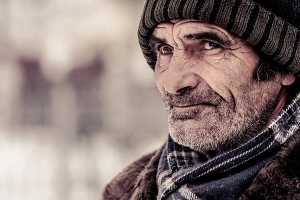 Homem de gorro e cachecol em ambiente frio