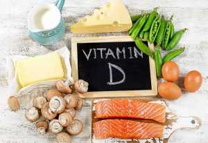 Alimentos e quadro de ardósia com vitamina d escrito