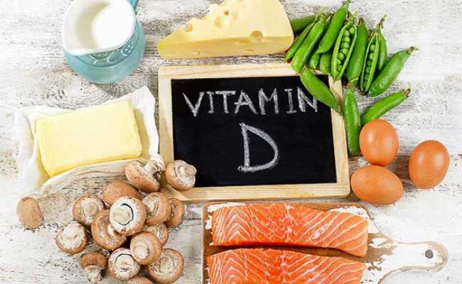 Alimentos e quadro de ardósia com vitamina d escrito