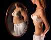 Mulher anorética a ver-se ao espelho