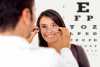 Mulher em consulta de oftalmologia