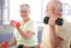 Casal de idosos a fazer exercício com pesos