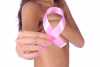 Mulher com laço cor-de-rosa representativo do cancro da mama