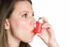 Mulher a utilizar bomba de asma
