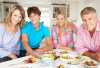 Família à mesa na hora da refeição