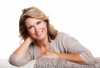 Mulher feliz em fase da menopausa