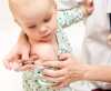 Criança a ser vacinada no braço