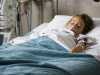 Criança internada em cama de hospital