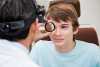 Rapaz em consulta de oftalmologia